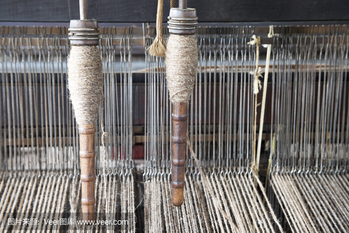 纺织厂正在织造的纱线